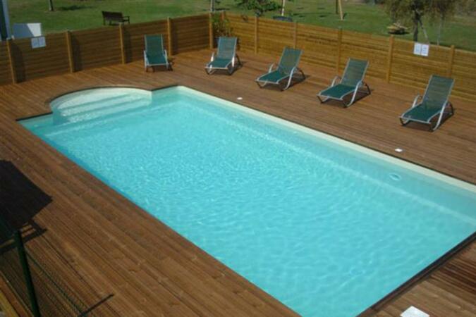En été, l'hôtel Le Parasol propose une piscine chauffée pour se détendre après une journée de balade sur l'île de Ré