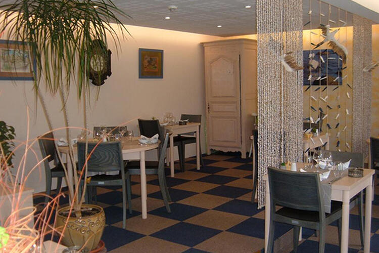 Le restaurant de l'hôtel Le Parasol peut accueillir jusqu'à 80 personnes à Ars-en-Ré