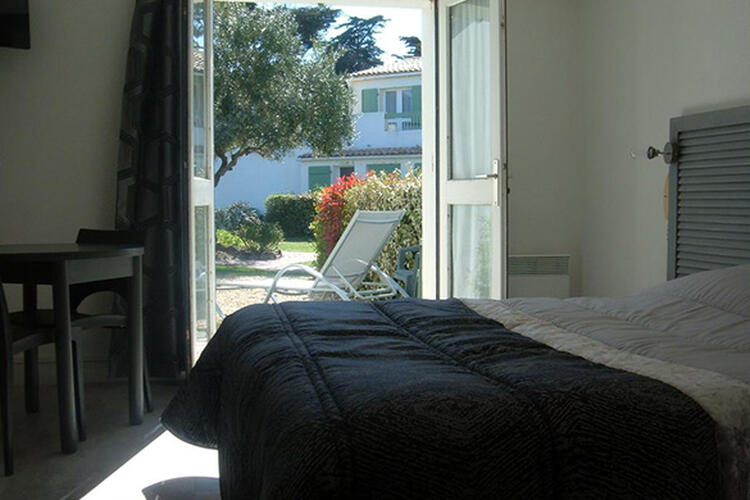 Chambre double avec baignoire balnéo, terrasse et vue sur le parc de l'hôtel le Parasol
