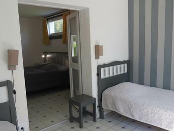 L'hôtel Le Parasol dispose de chambres communicantes spacieuses et confortables pour 4 personnes
